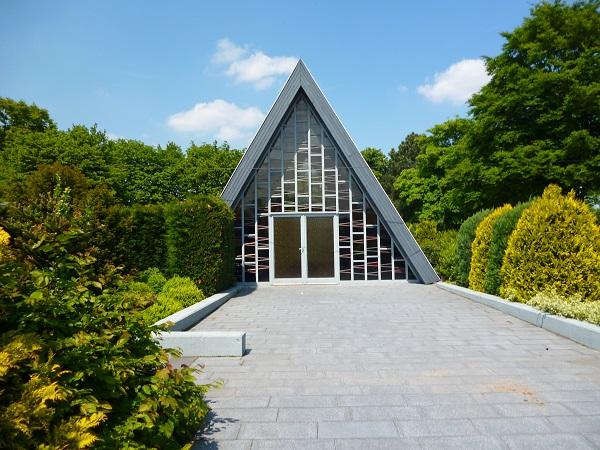 Blick auf die Einsegnungshalle in Herongen