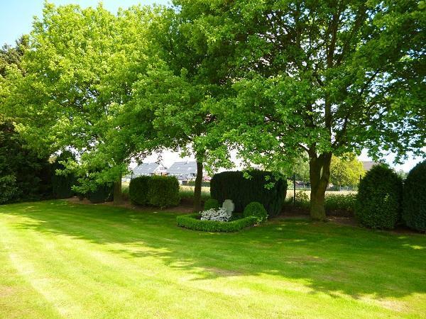Blick auf ein anonymes Grabfeld auf dem Friedhof in Straelen