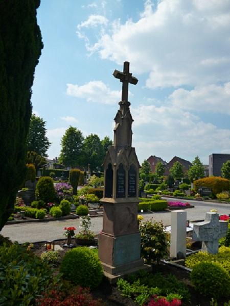Blick auf einen Denkmalgeschützten Grabstein